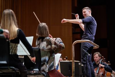 Roberto González-Monjas conducting the Guildhall Symphony Orchestra